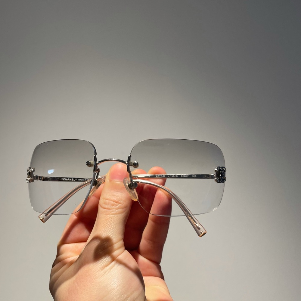 🤍 𝑪𝑯𝑨𝑵𝑬𝑳 Vintage Sunglasses. Crystal cc’s. - Picture 4 of 10